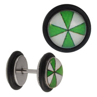 Load image into Gallery viewer, Fake Piercing Plug Edelstahl Dreiecke grün weiß im Wechsel Gummiring 7 mm - chic - net.de
