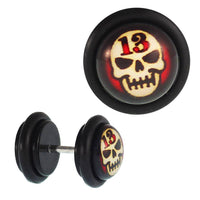 Load image into Gallery viewer, Fake Piercing Plug Tunnel Totenkopf böse Stirn Zahl 13 Gummiring 7 mm - chic - net.de
