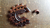 Load image into Gallery viewer, Fake Piercing Zackenrad Holz Edelstahl handgeschnitzt groß dunkelbraun Dehner - chic - net.de
