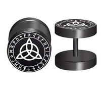 Cargar imagen en el visor de la galería, The Fake Piercing Plug Viking schwarz Edelstahl 10mm features a black circular design with a white Celtic triquetra symbol in the center, encircled by runic characters, reminiscent of Viking plugs, displayed on a white background.
