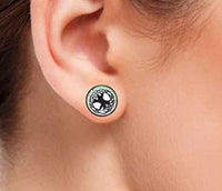 Cargar imagen en el visor de la galería, Close-up of an ear with the Fake Piercing Plug Viking schwarz Edelstahl 10mm—a round stud earring featuring a black and white paw print, green border, and subtle Celtic motif. Perfect for those who love unique fake piercings.
