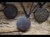 Load image into Gallery viewer, Halskette Holz verstellbar Anhänger keltischer Knoten - chic - net.de

