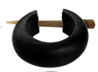 Load image into Gallery viewer, Holzcreolen Pin Creolen handgeschnitzt aus schwarzem Sonoholz, 15mm, Pin - Ohrringe - chic - net.de
