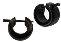 Load image into Gallery viewer, Horn Pin Ohrringe 14 mm rund glatt 6 mm breit schwarz Creolen handgeschnitzt - chic - net.de
