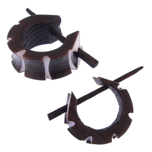 Horn Pin - Ohrringe Rinne schwarz 14 mm Kerben weiß Creolen Holz Pin handgeschnitzt - chic - net.de