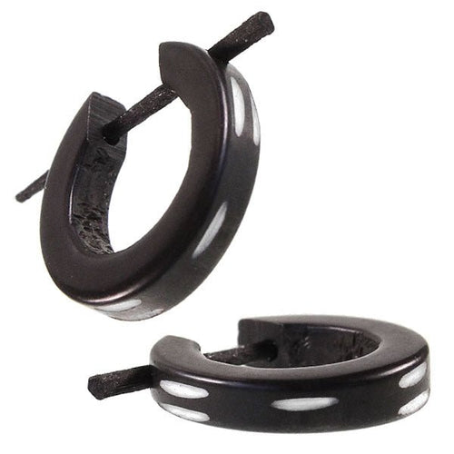 Horn Pin - Ohrringe schmal schwarz 15 mm Striche doppelt einzeln weiß Creolen Holz Pin handgeschnitzt - chic - net.de