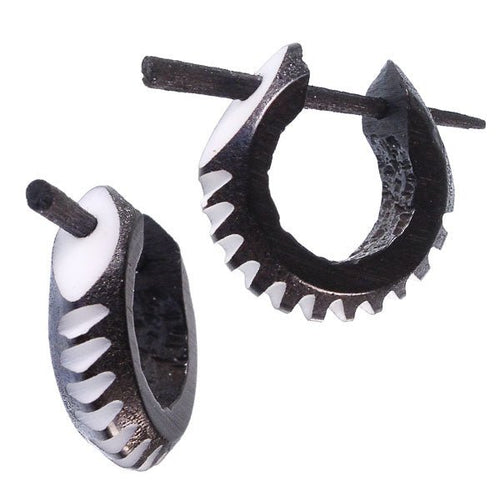 Horn Pin - Ohrringe schwarz 14 mm tief Kerben weiß flach Creolen Holz Pin handgeschnitzt - chic - net.de