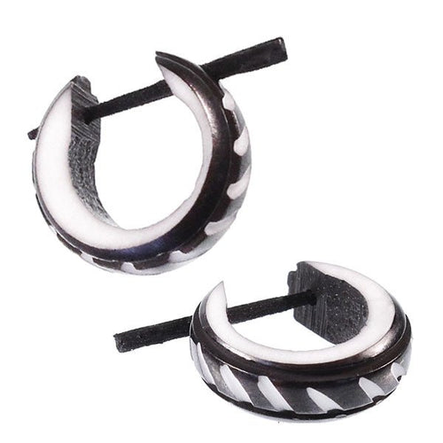 Horn Pin - Ohrringe schwarz 14 mm weiß diagonal Linien Seite Creolen Holz Pin handgeschnitzt - chic - net.de