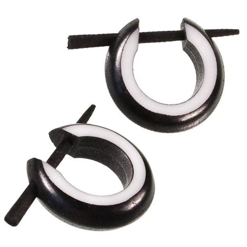 Horn Pin - Ohrringe schwarz weiß Kante Seiten 14 mm Creolen Holz Pin handgeschnitzt - chic - net.de