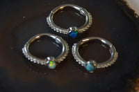 Load image into Gallery viewer, Klapp Segmentring Piercing Edelstahl unten Steine Punkte - chic - net.de

