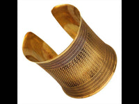 Load image into Gallery viewer, Messing Armreif antik golden breit Musterung Striche oxidiert verstellbarTribal Schmuck - chic - net.de
