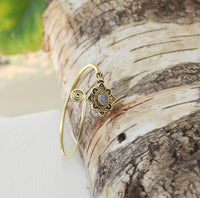 Load image into Gallery viewer, Messing Armreif antik golden Mondstein Maserung Schnörkel Herzen verstellbar - chic - net.de
