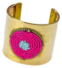 Load image into Gallery viewer, Messing Armreif gold Perlen Kreise gehämmert grau rosa breit nickelfrei verstellbar antik Tribal - chic - net.de
