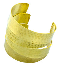Cargar imagen en el visor de la galería, Messing Brass Armreif golden facettiert breit gewickelt nickelfrei verstellbar antik Tribal - chic - net.de
