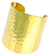 Cargar imagen en el visor de la galería, Messing Brass Armreif golden facettiert breit gewölbt nickelfrei verstellbar antik Tribal - chic - net.de
