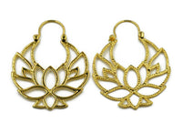 Load image into Gallery viewer, Messing Ohrringe gold Lotus Blume Bügel Pünktchen - chic - net.de
