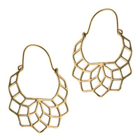 Load image into Gallery viewer, Messing Ohrringe halbe Blume filigran Messingbügel Verschluss antik golden Tribal Ohrhänger - chic - net.de
