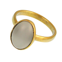 Load image into Gallery viewer, Messing Ringe Mondstein schimmernd glatt oval Kugel Rand antik golden Tribal Schmuck - chic - net.de
