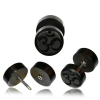 Load image into Gallery viewer, Four black round stud earrings, named "Fake Motiv Holz Plug Piercing Edelstahl Lebensbaum Lebensblume Om Shivaauge," feature carved Om (ॐ) symbols. Two stand upright and two lie flat, showing the design and metal posts.
