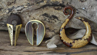 Load image into Gallery viewer, Ohrgewicht Brass 14mm Tropfen Schlüsselloch Holz Inlay - chic - net.de
