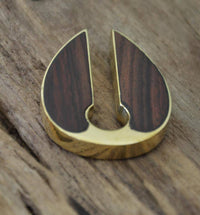 Load image into Gallery viewer, Ohrgewicht Brass 14mm Tropfen Schlüsselloch Holz Inlay - chic - net.de
