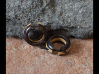Load image into Gallery viewer, Ohrringe Buaya Holz Sonoholz kleine Creolen Pin - Stick - chic - net.de
