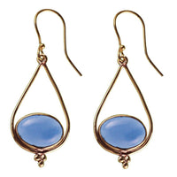 Load image into Gallery viewer, Ohrringe Chalzedon blau oval Tropfen Dreieck Punkte Messing antik golden Ohrhänger - chic - net.de
