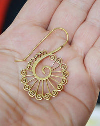 Load image into Gallery viewer, Ohrringe Messing antik golden Tribal Ohrhänger Spiralen Stäbe starr Haken - chic - net.de
