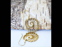 Load image into Gallery viewer, Ohrringe Messing antik golden Tribal Ohrhänger Spiralen Stäbe starr Haken - chic - net.de
