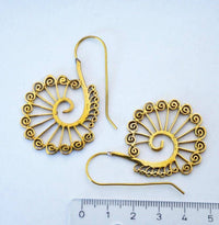 Load image into Gallery viewer, Ohrringe Messing antik golden Tribal Ohrhänger Spiralen Stäbe starr Haken - chic - net.de
