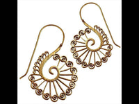 Load image into Gallery viewer, Ohrringe Messing antik golden Tribal Ohrhänger Spiralen Stäbe starr Haken - chic - net.de
