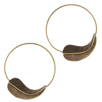 Load image into Gallery viewer, Ohrringe Ring groß mit Feder aus Messing Brass antik golden Tribal Schmuck Piercing - chic - net.de
