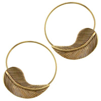 Load image into Gallery viewer, Ohrringe Ring klein mit Feder aus Messing Brass antik golden Tribal Schmuck Piercing - chic - net.de
