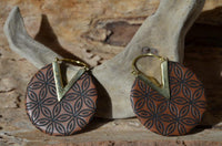 Load image into Gallery viewer, Ohrringe Sawo Holz Brass gold Zacke Blume des Lebens - chic - net.de
