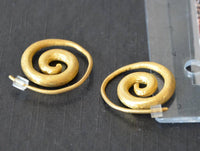 Load image into Gallery viewer, Ohrringe vergoldet 925 Silber gebürstet Spiralen - chic - net.de
