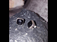 Load image into Gallery viewer, Ohrstecker Onyx Quadrat 8 mm 925er Sterlingsilber Rand facettiert schwarz gewölbt - chic - net.de
