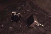 Load image into Gallery viewer, Ohrstecker Onyx Quadrat 8 mm 925er Sterlingsilber Rand facettiert schwarz gewölbt - chic - net.de
