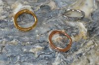 Load image into Gallery viewer, Segmentring Piercing Kristalle unten Edelstahl Gold PVD - chic - net.de
