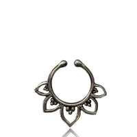 Load image into Gallery viewer, Septum Fake Piercing Nasenringe Blütenblätter Messing silbern nickelfrei antik exotisch - chic - net.de
