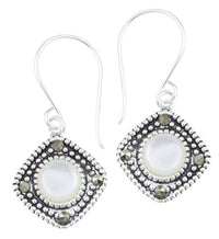 Load image into Gallery viewer, Silberohrringe Karo 12 mm Perlmutt Silberrrand Glitzer 925 Sterlingsilber Ohrringe - chic - net.de
