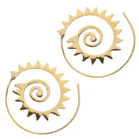 Load image into Gallery viewer, Spiralen Ohrringe antik golden Messing mit breit gestanztem Zacken Muster Tribal - chic - net.de
