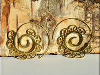 Cargar imagen en el visor de la galería, Spiralen Ohrringe antik golden Messing mit verschlungenen Verzierungen Tribal - chic - net.de
