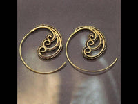 Cargar imagen en el visor de la galería, Spiralen Ohrringe Brass Punkte drei Spiralen antik golden Tribal Piercing - chic - net.de
