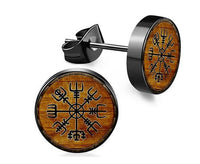 Load image into Gallery viewer, A pair of black Edelstahl Ohrstecker (8-10mm) with a Viking Vegvisir design on a wood-look background—ideal for fans of Wikinger, Celtic, or Nordic symbols and Schmuck.
